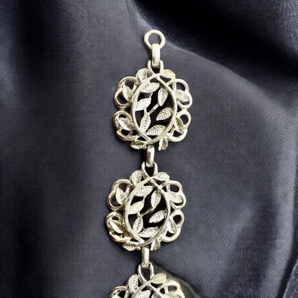 Vintage 5-Panel Silver Tone Leaf Bracelet - Picture 6 of 9